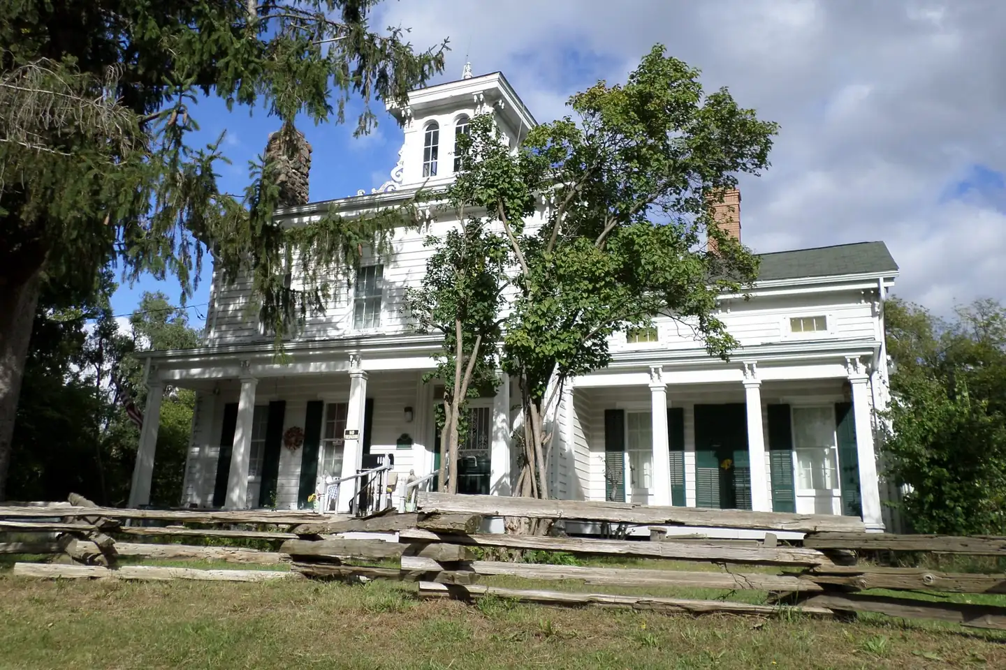 White farmhouse in the Flint area of Michigan